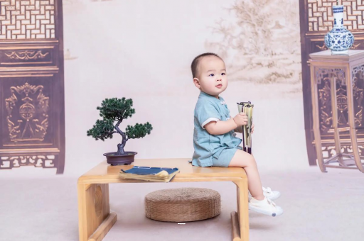 禹州宝宝边吃奶边挣扎烦躁